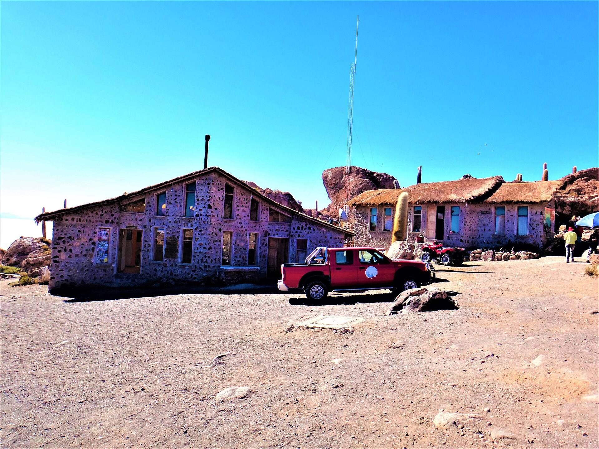 Edificaciones y vehículos junto a Incahuasi.